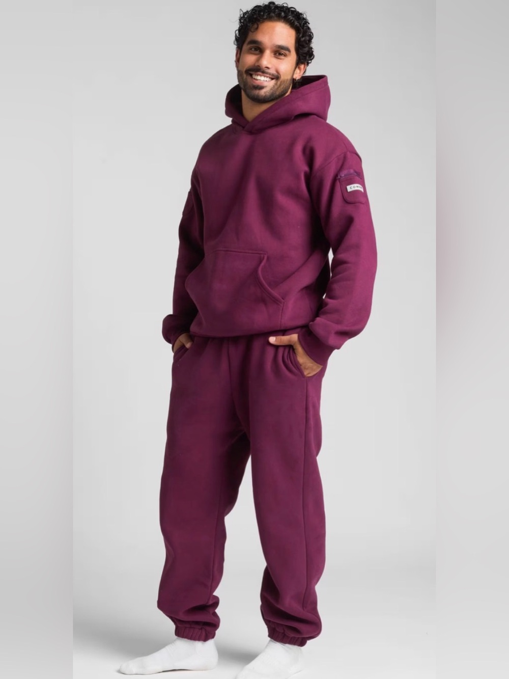 Comfrt Set Size Medium Unisex Travel Essentials Hoodie and Joggers in Berry